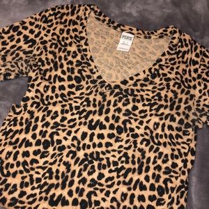 VS PINK Cheetah V neck 🐯